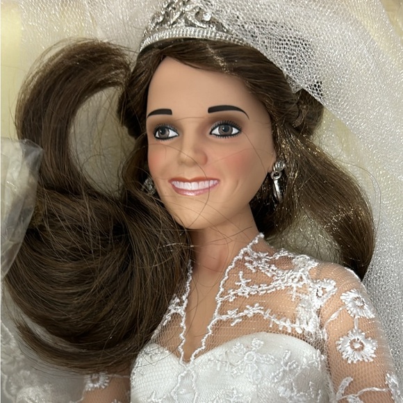 Numbered Kate Middleton wedding doll from Ashton-Drake Gallery - Picture 1 of 9